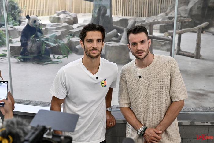 他给予鼓励 他给予鼓励