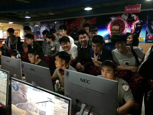 爱好者翘首 爱好者翘首